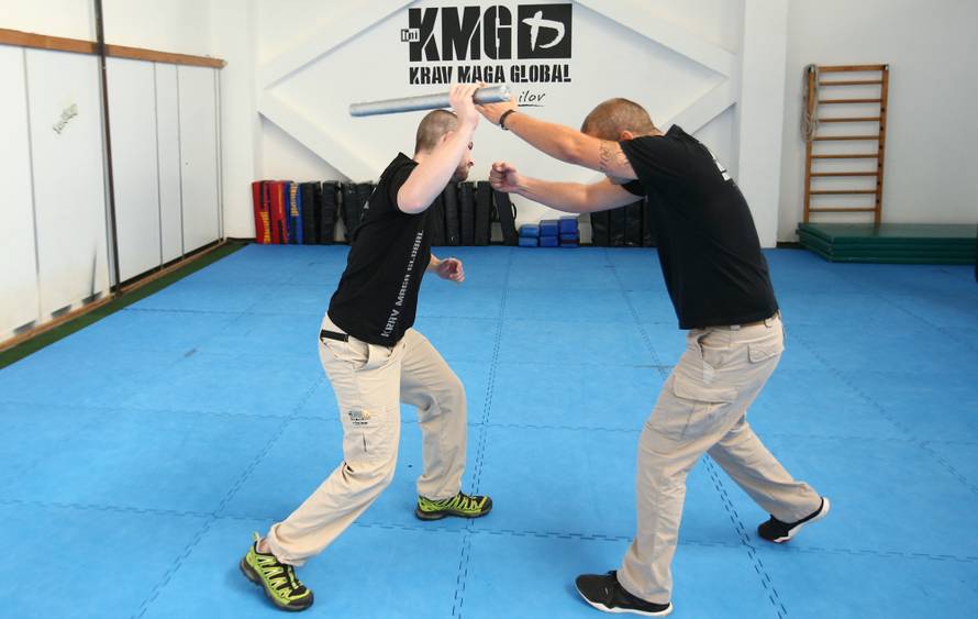 Naučite se spasiti od napada palicom, nožem i pištoljem!