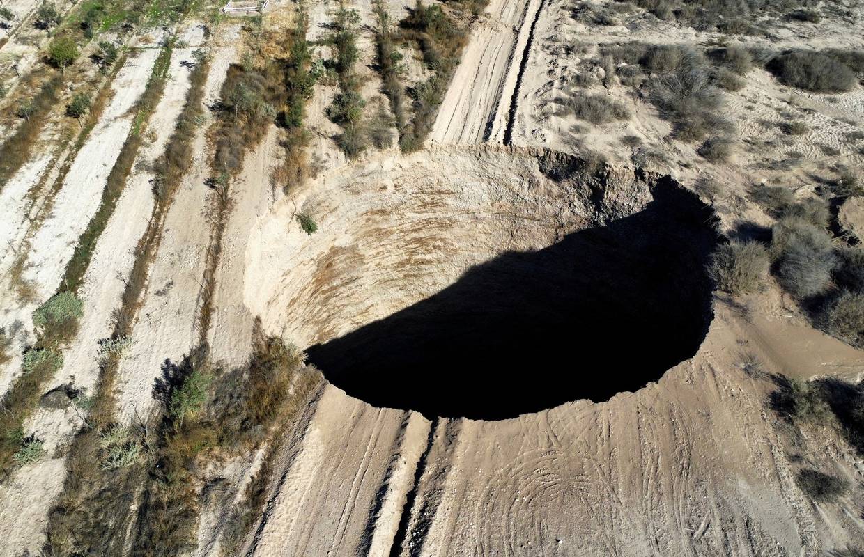 Ogromna rupa u zemlji otvorila se u Čileu, promjera 25 metara