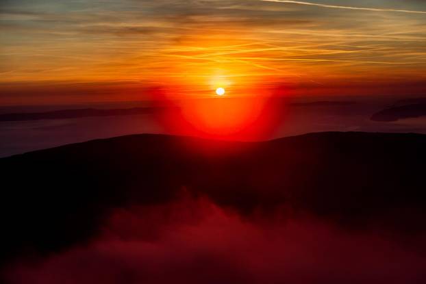 Pogled sa Zvjezdanog sela Mosor na prekrasan zalazak sunca