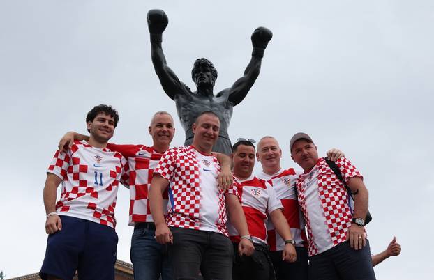 SP 2026 Philadelphia: Navijači Hrvatske fotografiraju se uz spomenik Rockyju