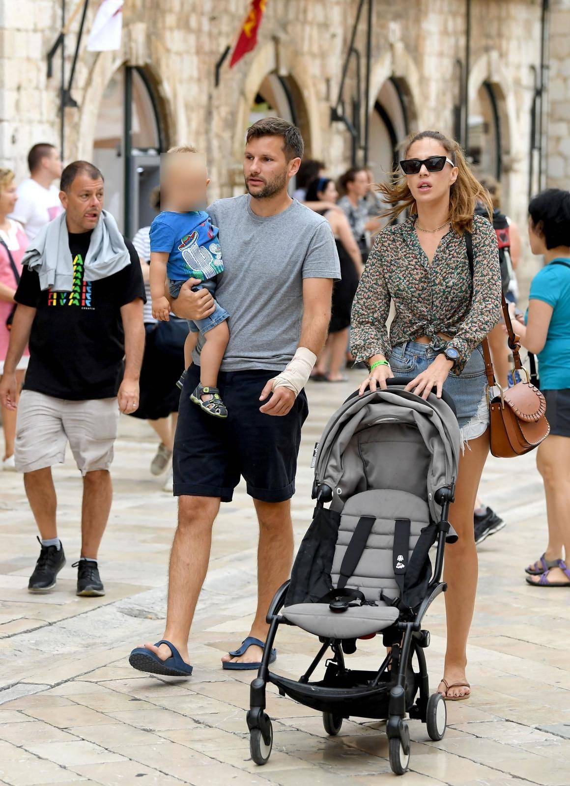 Gazdina kći se hvali prinovom, stiže šesti nećak ili nećakinja