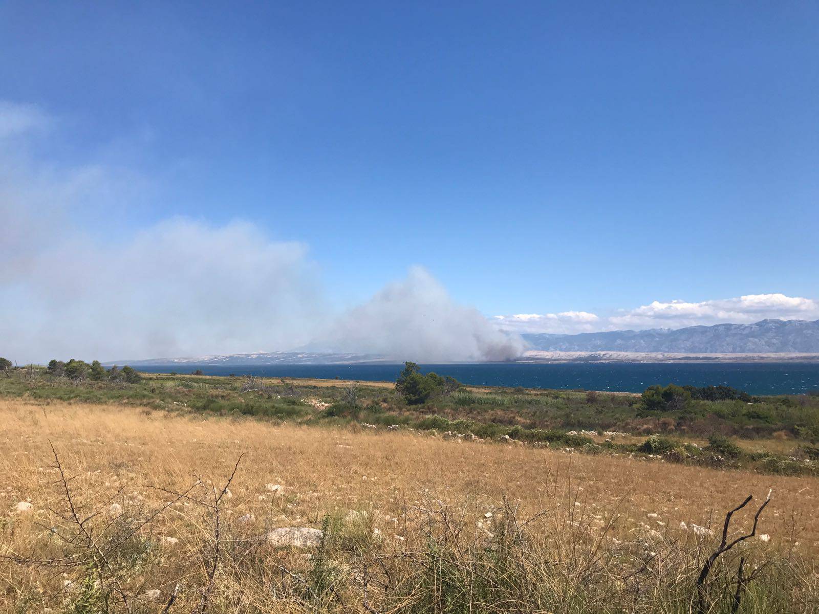 Kod Šibenika spasili kuće, gori kod Šestanovca, na Marjanu...