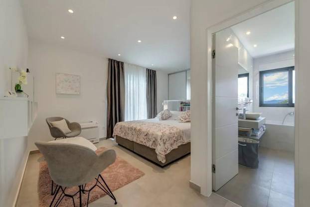 FOTO Ogromna parcela, privatni wellness i čudo od pogleda: Vila u Podstrani čeka novog vlasnika