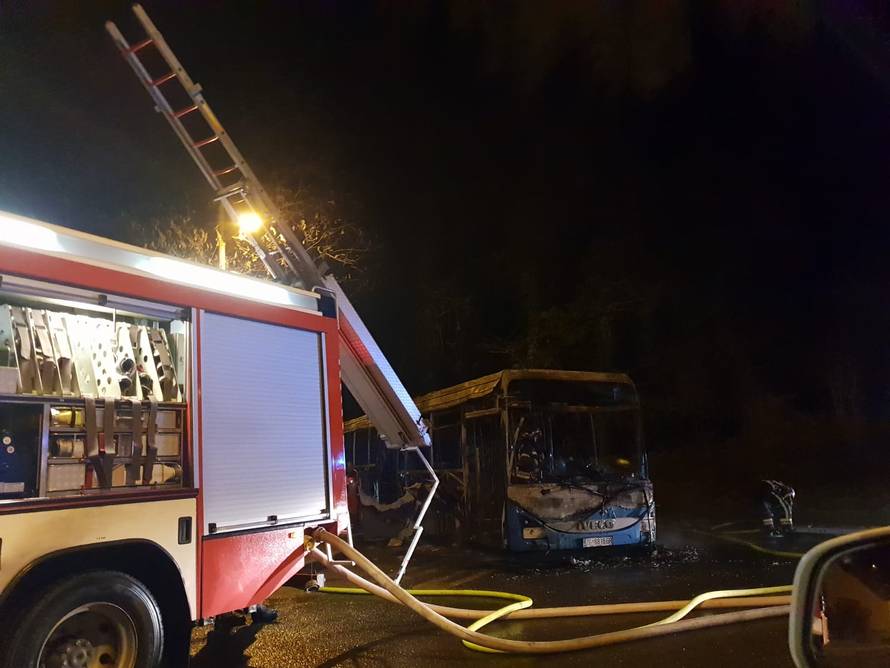 Na Šestinama je izgorio bus ZET-a: Vozač se nagutao dima