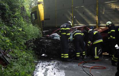 Vatrogasci izvukli tijelo vozača nakon sudara auta i kamiona
