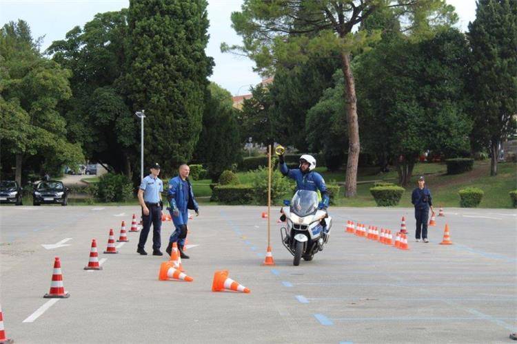 Policajci motociklisti natjecali se se u spretnosti u vožnji