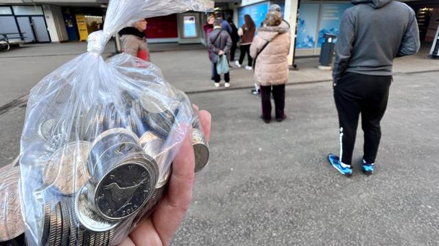 Zagreb: Gužva ispred banke kako bi se zamijenile kune u eure
