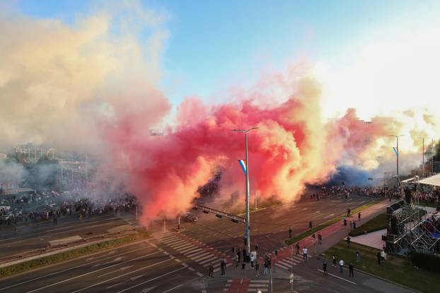 Zagreb: Vojni mimohod završio uz veličanstveni pirotehnički šou 
