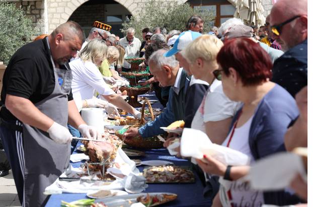 Šibenik: Podjela hrane na uskršnji ponedjeljak