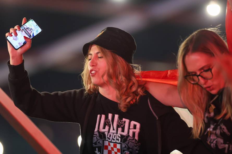 Obožavatelji na velikom koncertu Marka Perkovića Thompsona u Sinju