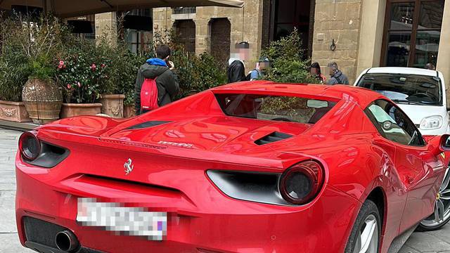 Amerikanac Ferrarijem vozio kroz pješačku zonu u Firenci pa parkirao na trg u staroj jezgri