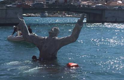 'Križni put pod morem': Pod vodu spustili kip Isusa Krista