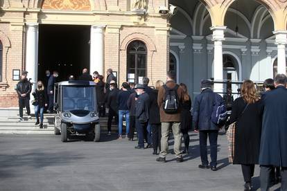 Rijeke navijača Dinama stigli su ispratiti Cicu: Naklonili se Dalić, Šimić, bivši suigrači, glumci...