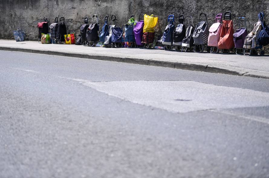 Zagreb:  Torbe ljudi koji čekaju hranu u pučkoj kuhinji