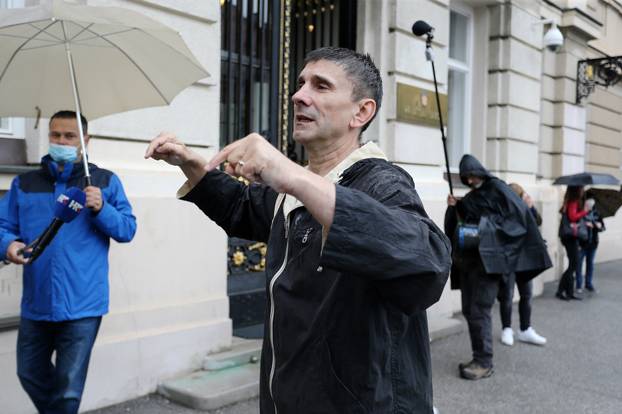 Zagreb: Konceptualni umjetnik Siniša Labrović izveo je  intervenciju  „Milimetar“ 