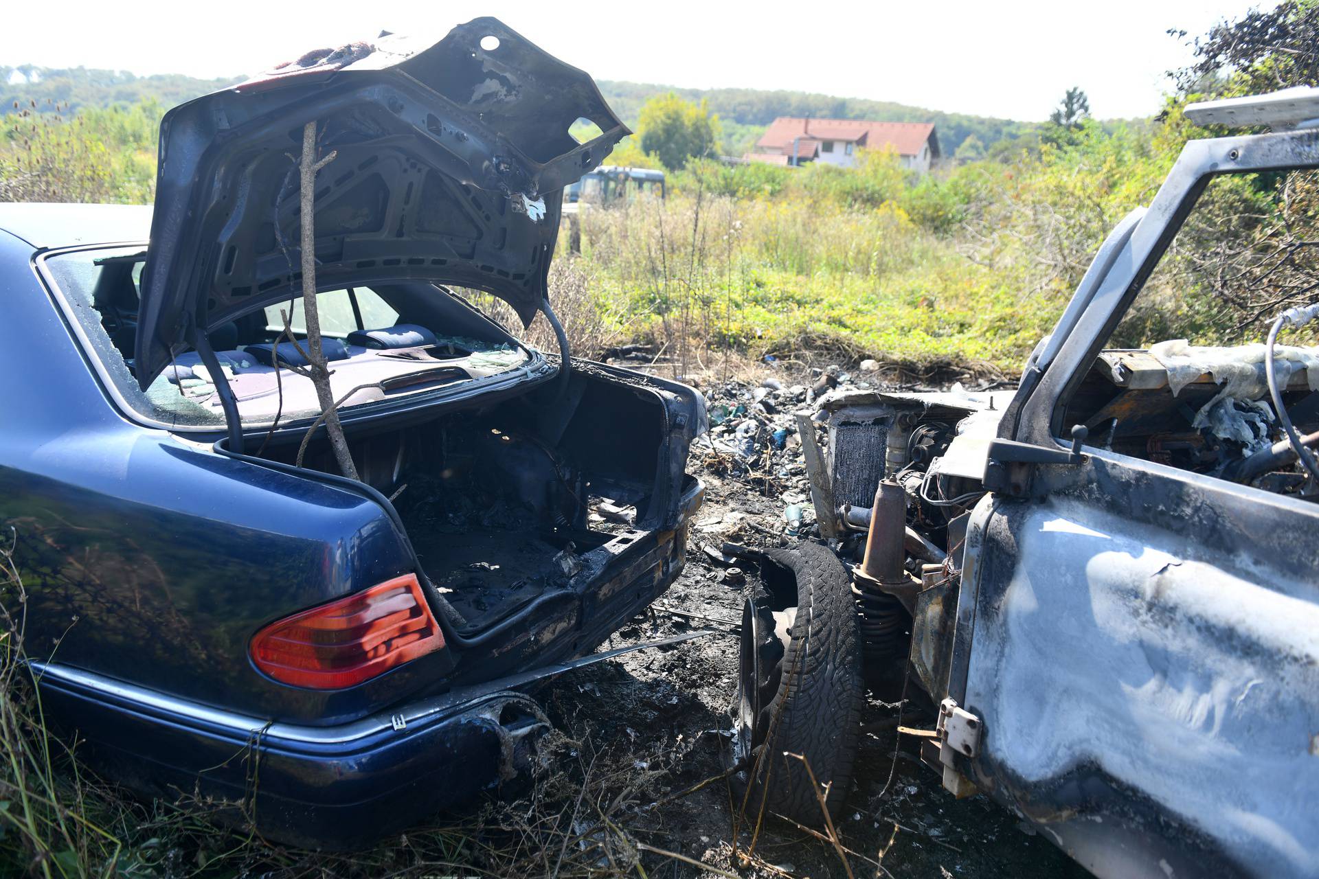 Zagreb: Zapaljena tri vozila u Sesvetama