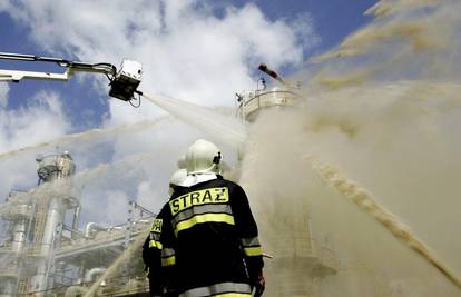 Vatrogasci vježbali gašenje vatre u rafineriji