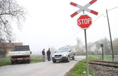 Putnički vlak naletio na auto kod Osijeka, vozač je ozlijeđen