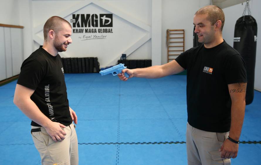 Naučite se spasiti od napada palicom, nožem i pištoljem!