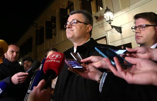 28.1.2016. Nakon samo pet dana od izglasavanja povjerenja 13. Vladi RH, ministar branitelja Mijo Crnoja podnosi ostavku pod pritiskom afera