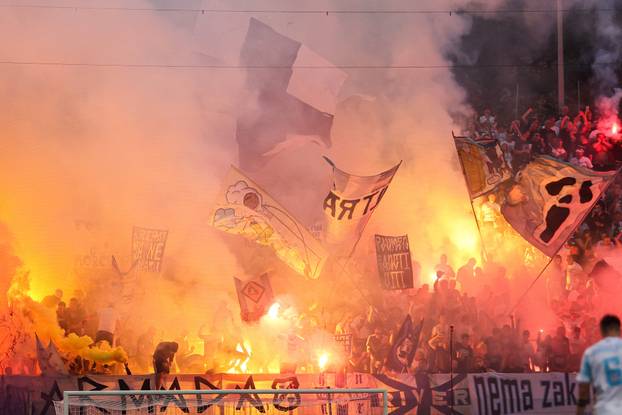 Rijeka: Bakljada na tribinama tijekom utkamice HNK Rijeka - NK Slaven Belupo