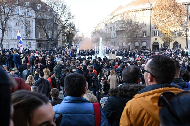 Zagreb: Okupljanje prosvjednika protiv COVID potvrda na Trgu žrtava fašizma