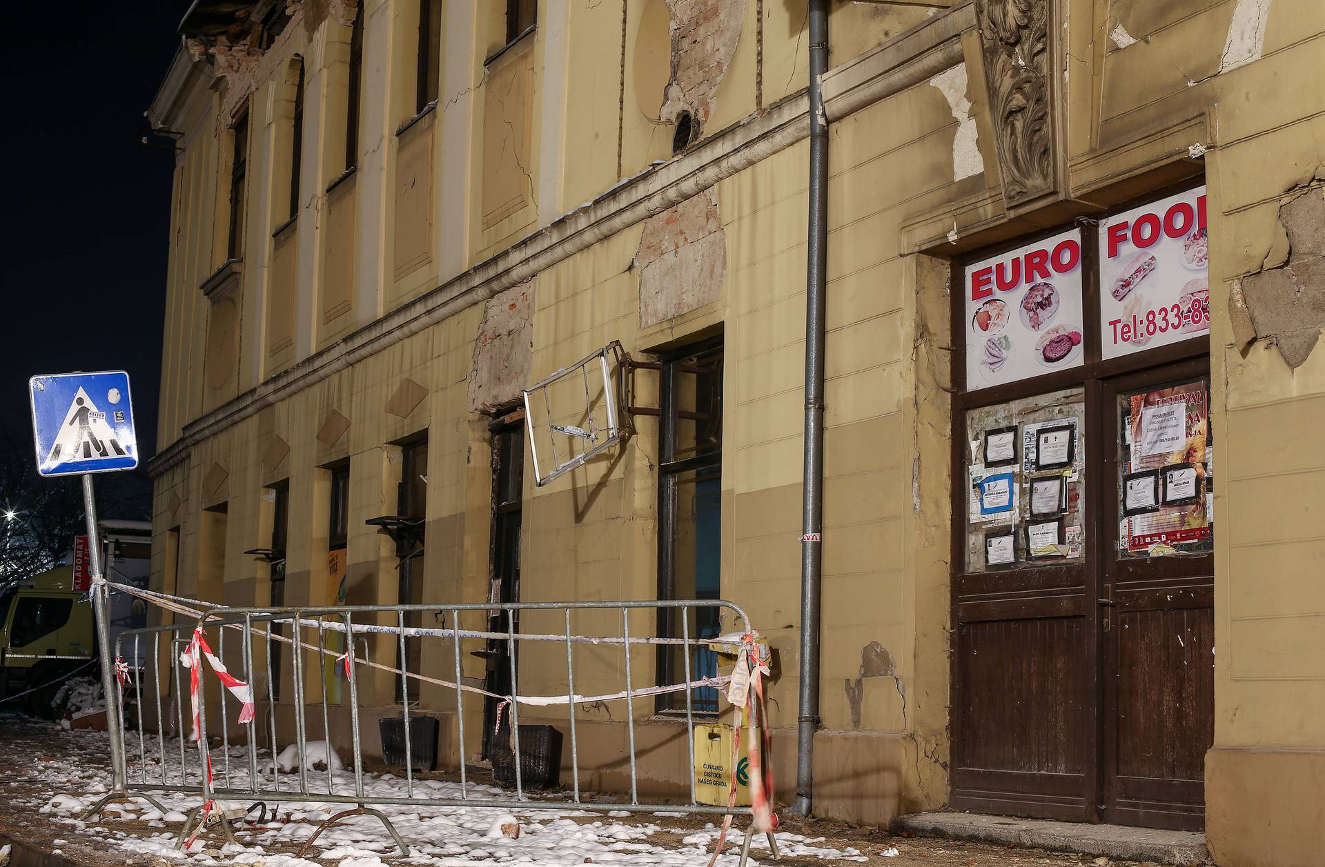 Noćne fotografije centra Petrinje dva tjedna nakon potresa