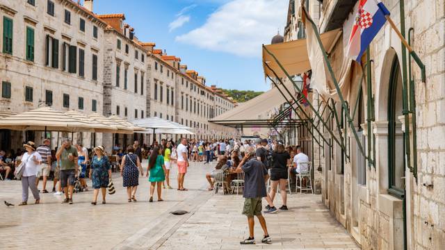Dubrovnik: Na gradskim ulicama i zidinama izvješene zastave povodom obljetnice Oluje