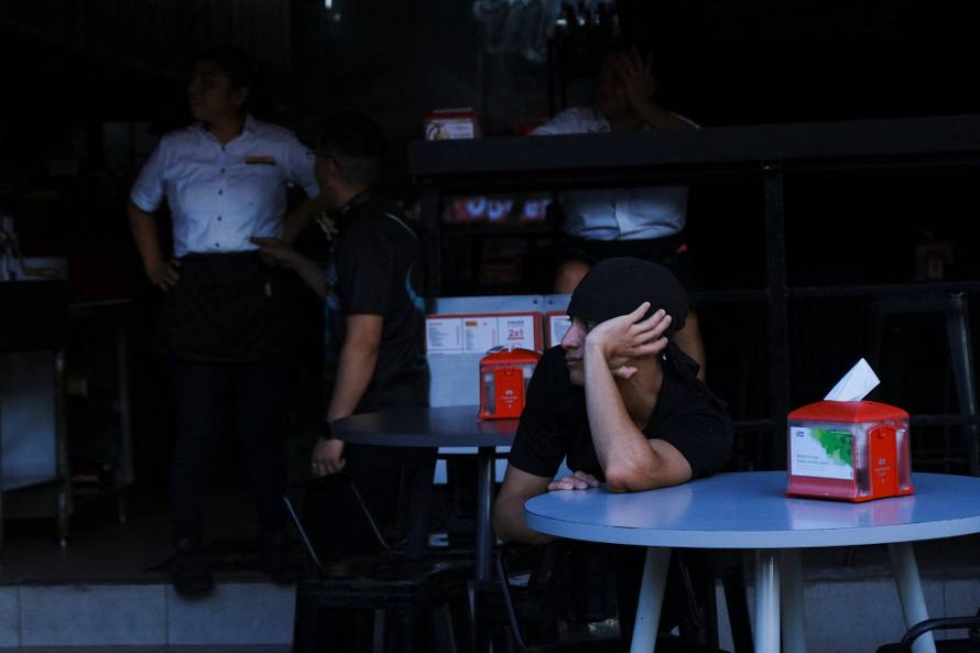 Power grid collapse triggers blackout across southeastern Mexico