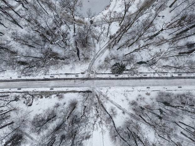 Pogled iz zraka na park Maksimir i njegova jezera tijekom zime