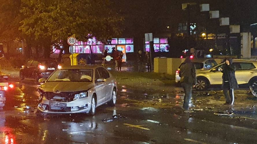 Dvoje ozlijeđenih u sudaru kraj Velesajma, jedan automobil zabio se u zid pothodnika...