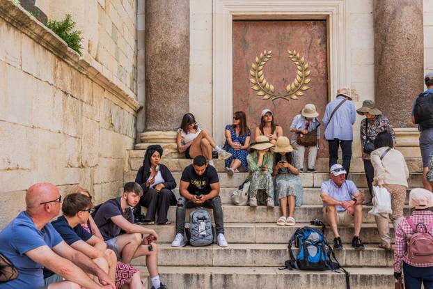 Split: Povijesna smjena straže na Peristilu oduševila brojne turiste