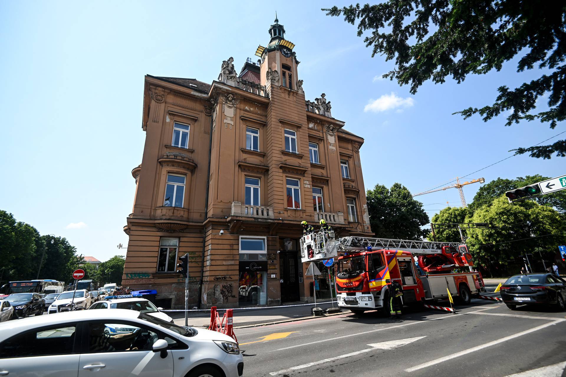 Zagreb: Pao komad žbuke sa zgrade na Trgu Republike Hrvatske