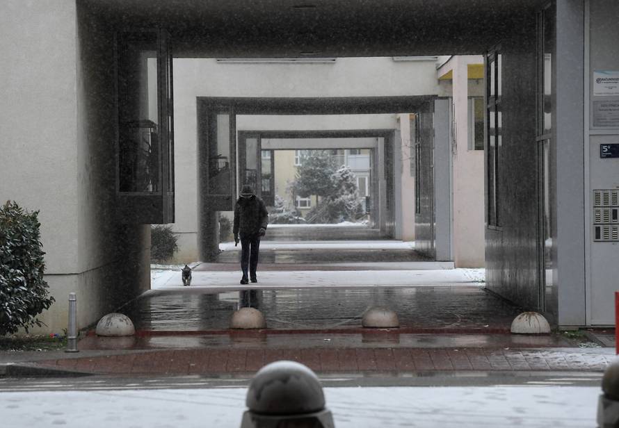 HGSS nepokretnom muškarcu kod Gračaca donio hranu i drva