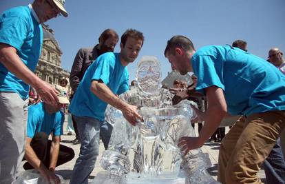 Skulpturom od leda ukazali na problem beskućnika ljeti