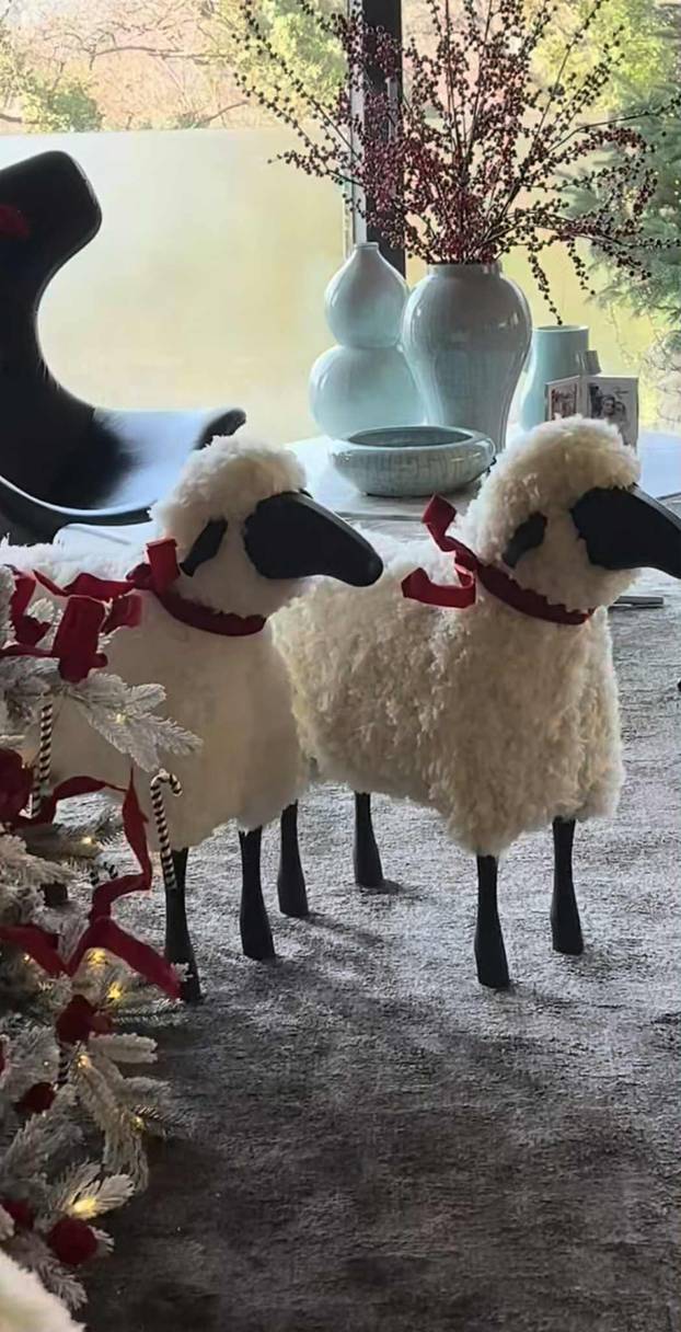 FOTO Šekoranjina blagdanska čarolija: Tihi dekor u izlozima i hotelima je pravi spektakl