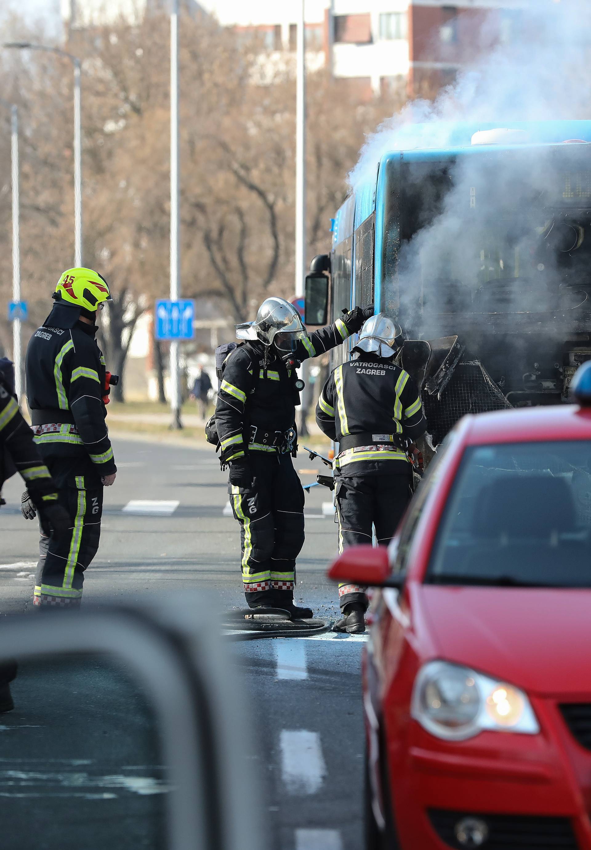 Zagreb: Vatrogasci ugasili poÅ¾ar na autobusu ZET-a na izlasku iz naselja Dugave