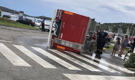 Vatrogasci se prevrnuli dok su jurili gasiti požar u Rogoznici