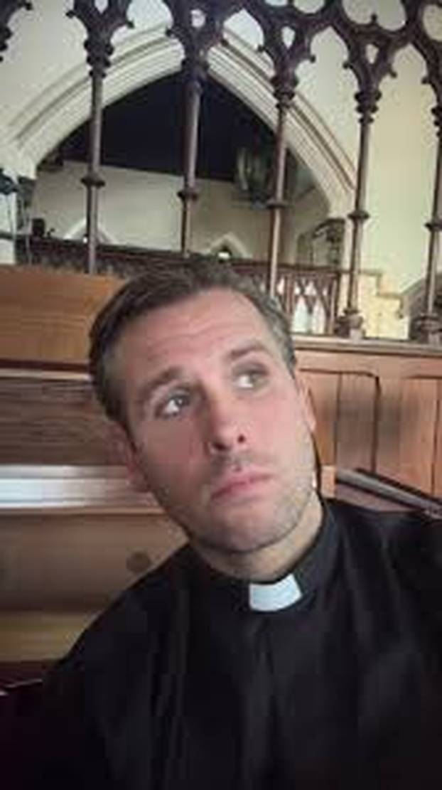 FOTO Ovi svećenici 'zapalili' su internet! Na listi su i Hrvati, žene im pišu da su najzgodniji...