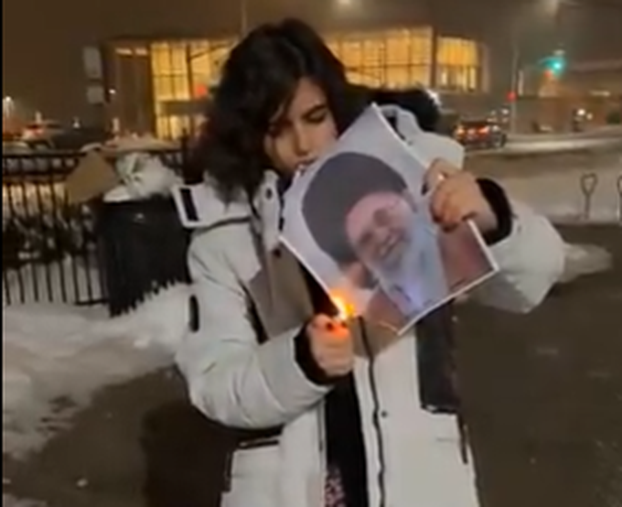 Prkos u Iranu: Mlade Iranke cigaretama pale slike vrhovnog vođe. Riskiraju smrtnu kaznu