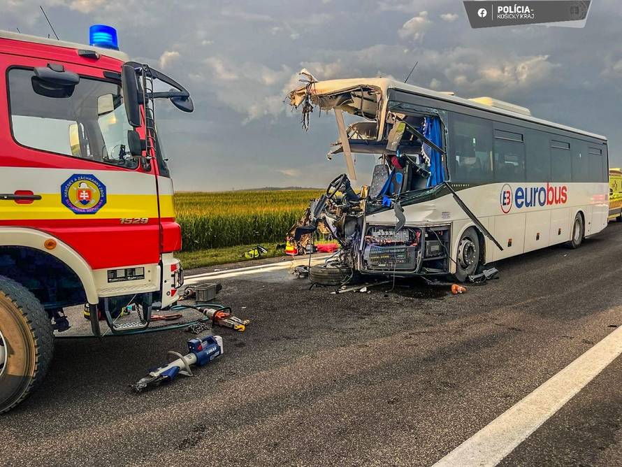 FOTO Užas u Slovačkoj: Sudarili se autobus i kamion. Najmanje jedan mrtav, čak 28 ozlijeđenih