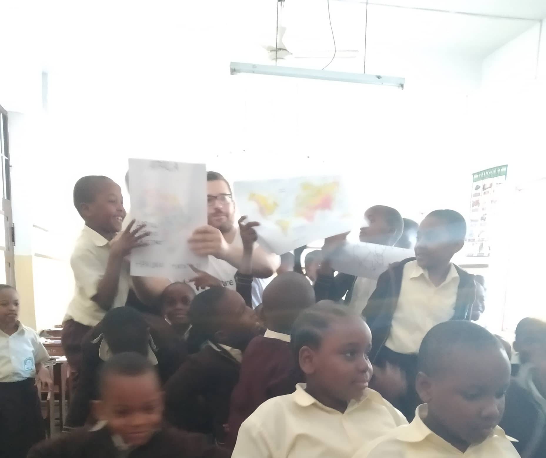 Profesor humanitarac: Karte naših učenika stigle su u Afriku