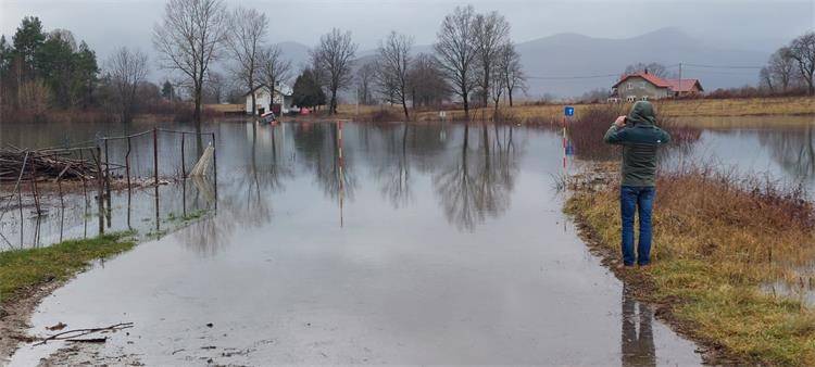 Poplave u okolici Gospića: Pet je kuća poplavljeno, postavljene su izvanredne mjere obrane