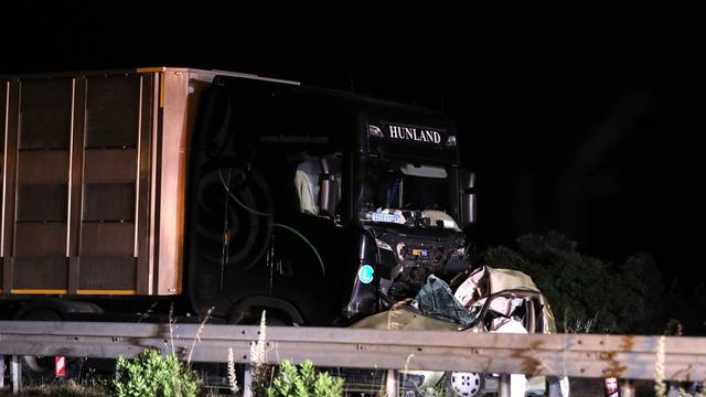 Automobil smrskan u sudaru s kamionom na A1 kod Splita, jedna osoba preminula