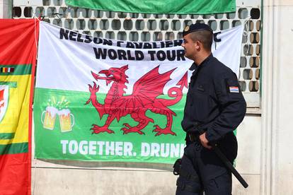 Split: Interventna policija krenula u skidanje navijačkih zastava Walesa s pročelja zgrade na Rivi