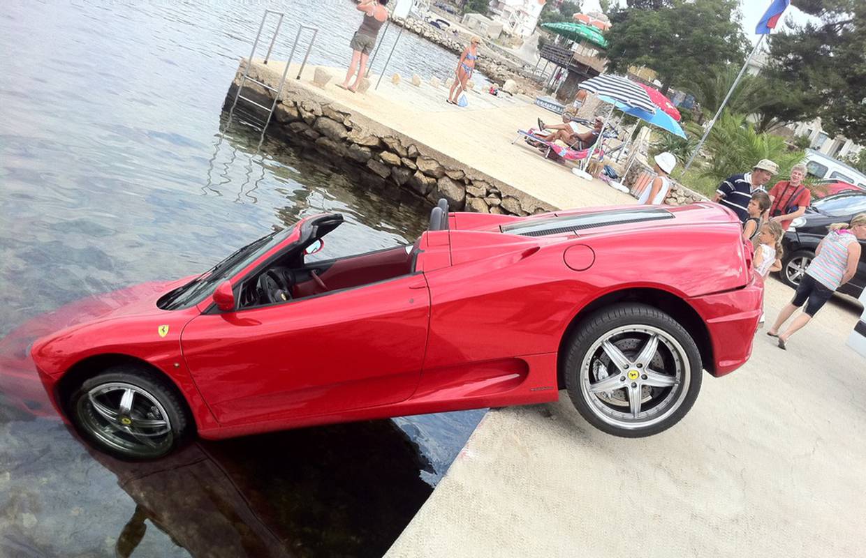 Kombiju otkazale kočnice pa u more odgurao skupi Ferrari 