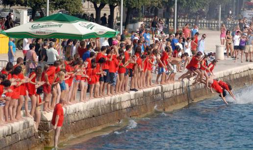 Millenium Jump: 1500 ljudi skočilo u more s rive u Zadru