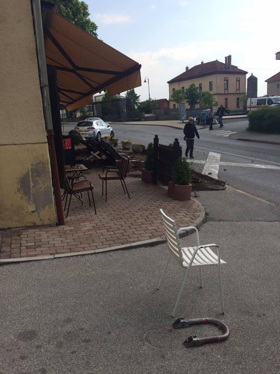 Krš i lom u Zagorju:  Mladić se autom zaletio u terasu kafića