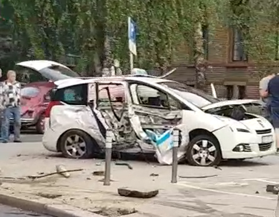 Sudarili se BMW i taksi: 'Jedan od njih je prošao kroz crveno...'