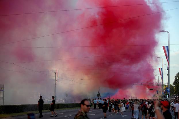 Zagreb: Vojni mimohod završio uz veličanstveni pirotehnički šou 